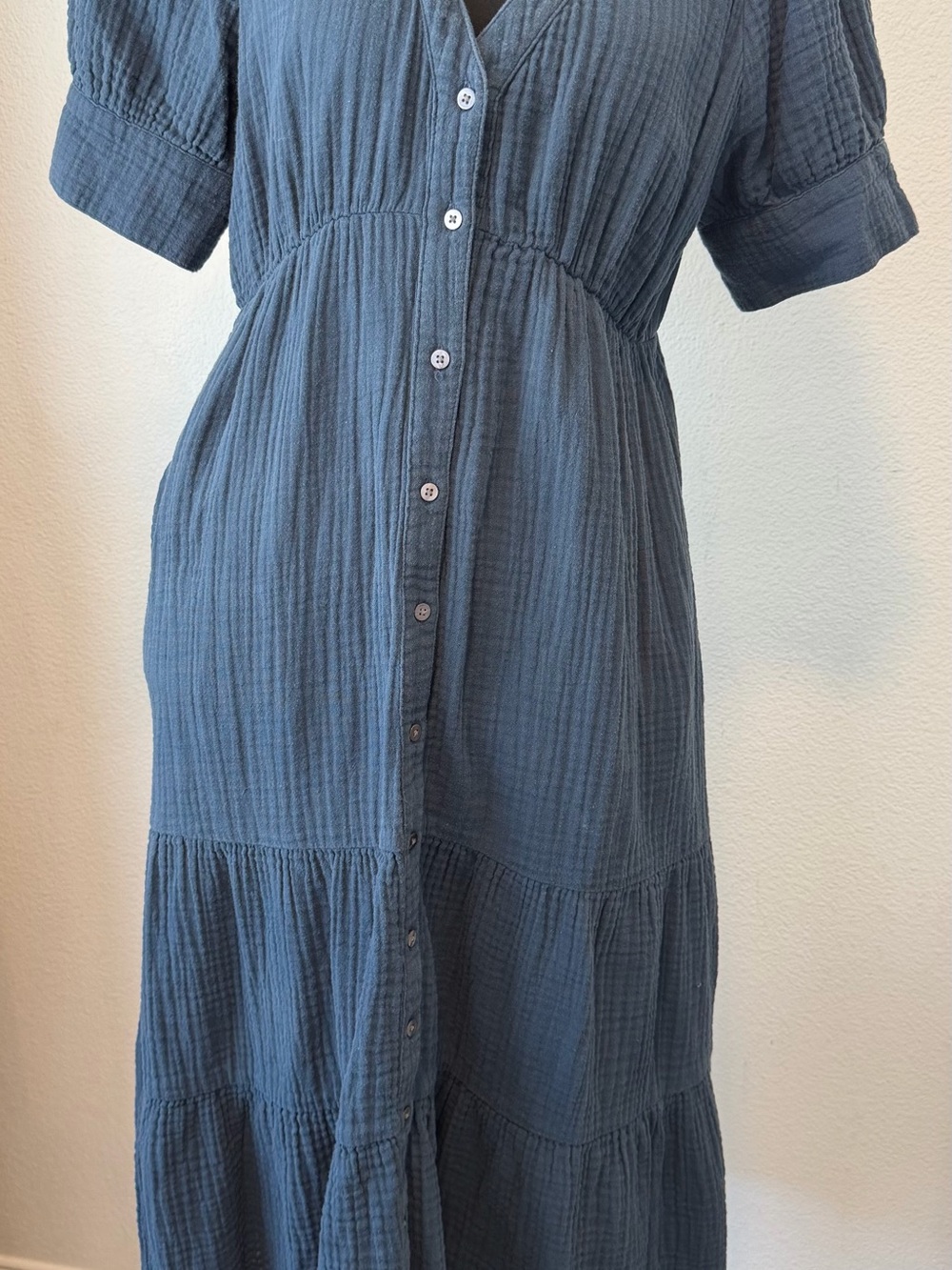 Madewell
Lightspun Tiered Button Front Midi
Dress-Size 4 - Picture 1 of 4
